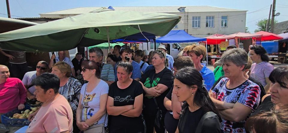 Предпринимателям Фрунзенского рынка Геническа разъяснили требования по внедрению контрольно-кассовой техники Предпринимателям Фрунзенского рынка Геническа разъяснили требования по внедрению контрольно-кассовой техники
