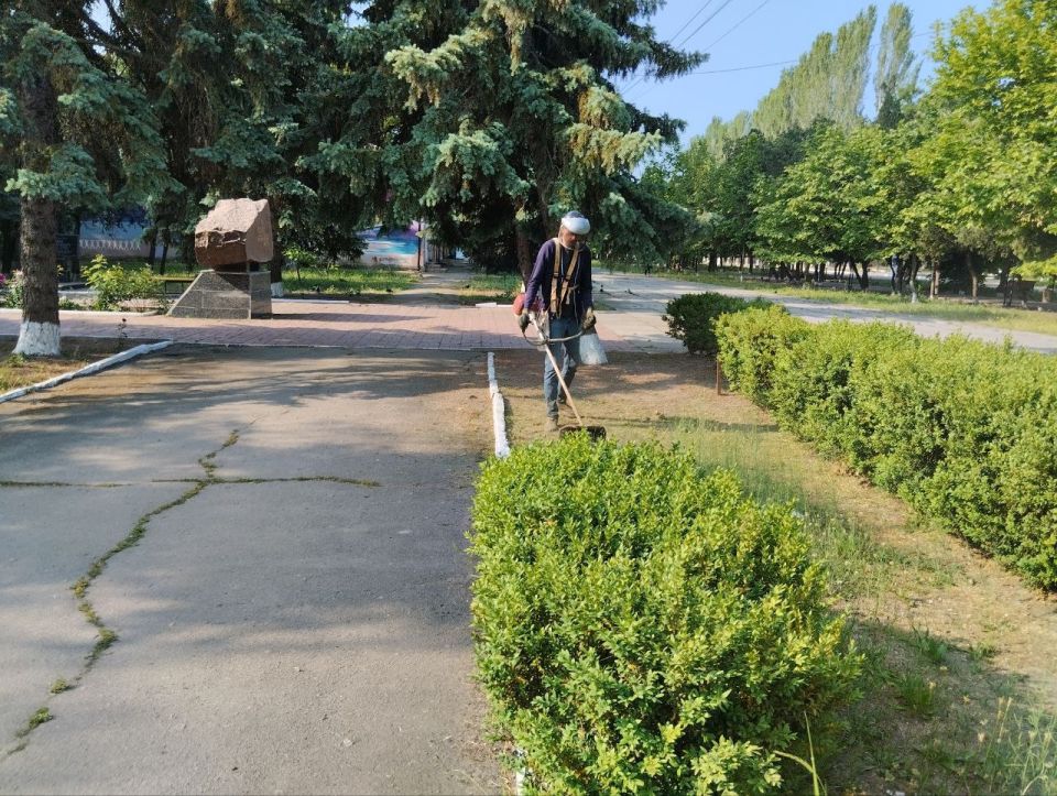 Благоустройство Скадовска: сотрудники МБУ «Джарылгач» провели комплексную уборку города Благоустройство Скадовска: сотрудники МБУ «Джарылгач» провели комплексную уборку города