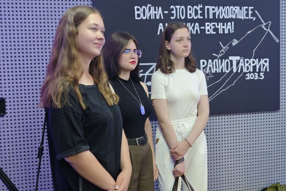 Студию ТРК "Таврия" посетили юнармейцы отрядов "Черноморец" Горьковской школы и "Пламя" Каланчакской школы №1 Студию ТРК "Таврия" посетили юнармейцы отрядов "Черноморец" Горьковской школы и "Пламя" Каланчакской школы №1