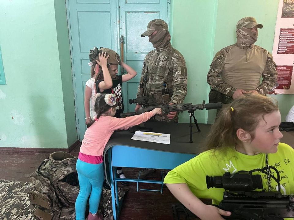 Военнослужащие СВО провели праздничное мероприятие для детей из села Новопавловка в честь Дня защиты детей Военнослужащие СВО провели праздничное мероприятие для детей из села Новопавловка в честь Дня защиты детей