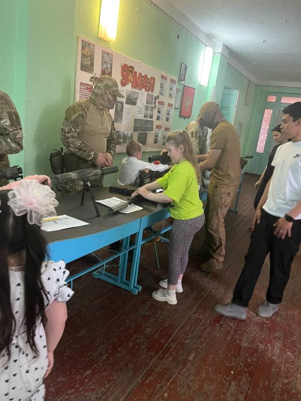 Военнослужащие СВО провели праздничное мероприятие для детей из села Новопавловка в честь Дня защиты детей Военнослужащие СВО провели праздничное мероприятие для детей из села Новопавловка в честь Дня защиты детей