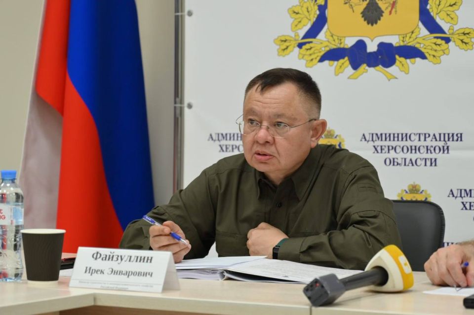 Министр строительства и ЖКХ РФ Ирек Файзуллин совместно с Главой Херсонской области Владимиром Сальдо провел совещание по вопросам развития региона Министр строительства и ЖКХ РФ Ирек Файзуллин совместно с Главой Херсонской области Владимиром Сальдо провел совещание по вопросам развития региона