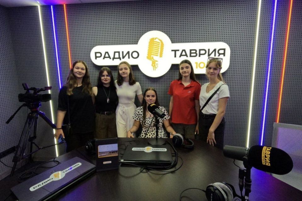 Студию ТРК "Таврия" посетили юнармейцы отрядов "Черноморец" Горьковской школы и "Пламя" Каланчакской школы №1 Студию ТРК "Таврия" посетили юнармейцы отрядов "Черноморец" Горьковской школы и "Пламя" Каланчакской школы №1