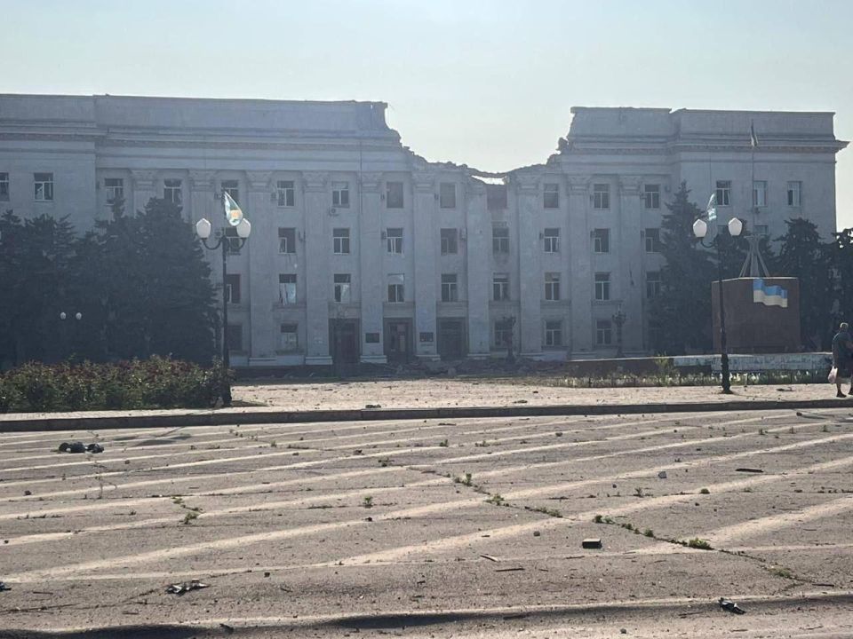 Мониторинговые службы сообщают, что Вооружённые силы РФ нанесли массированный удар по вражеским объектам временно оккупированного украинскими боевиками Херсона