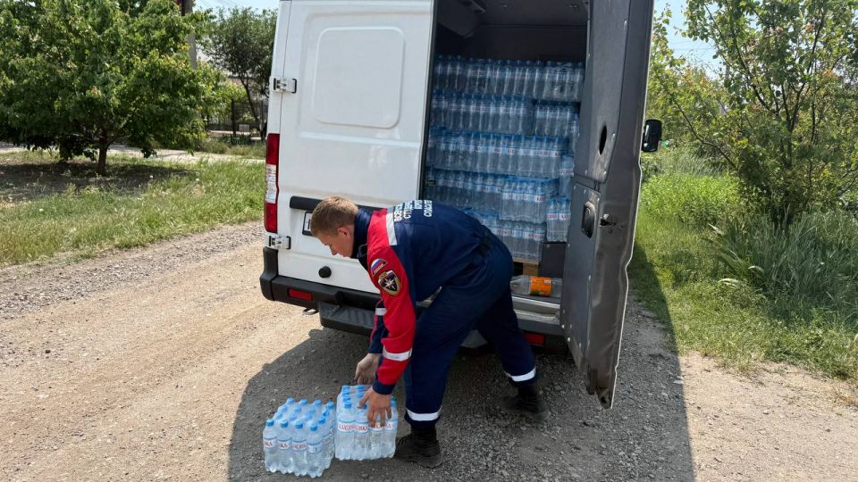 Молодёжь Херсонской области продолжает помогать жителям, оставшимся без электричества и воды Молодёжь Херсонской области продолжает помогать жителям, оставшимся без электричества и воды