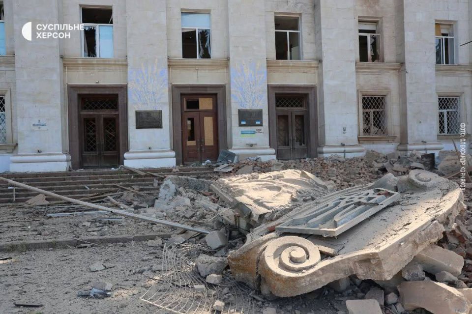 Появились фото последствий ударов по зданию украинской администрации Херсонской области