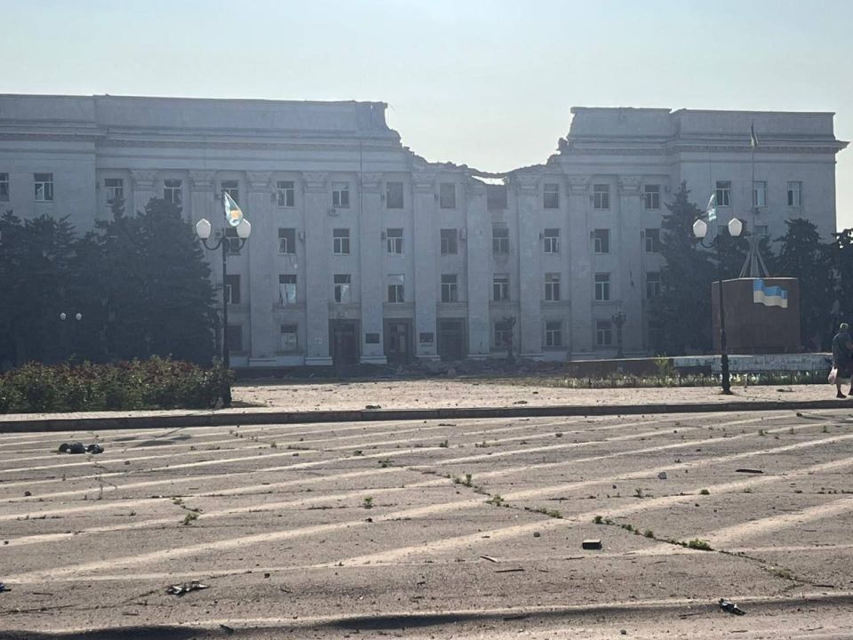 По зданию администрации в Херсоне, который находится под контролем ВСУ, нанесён удар авиабомбами