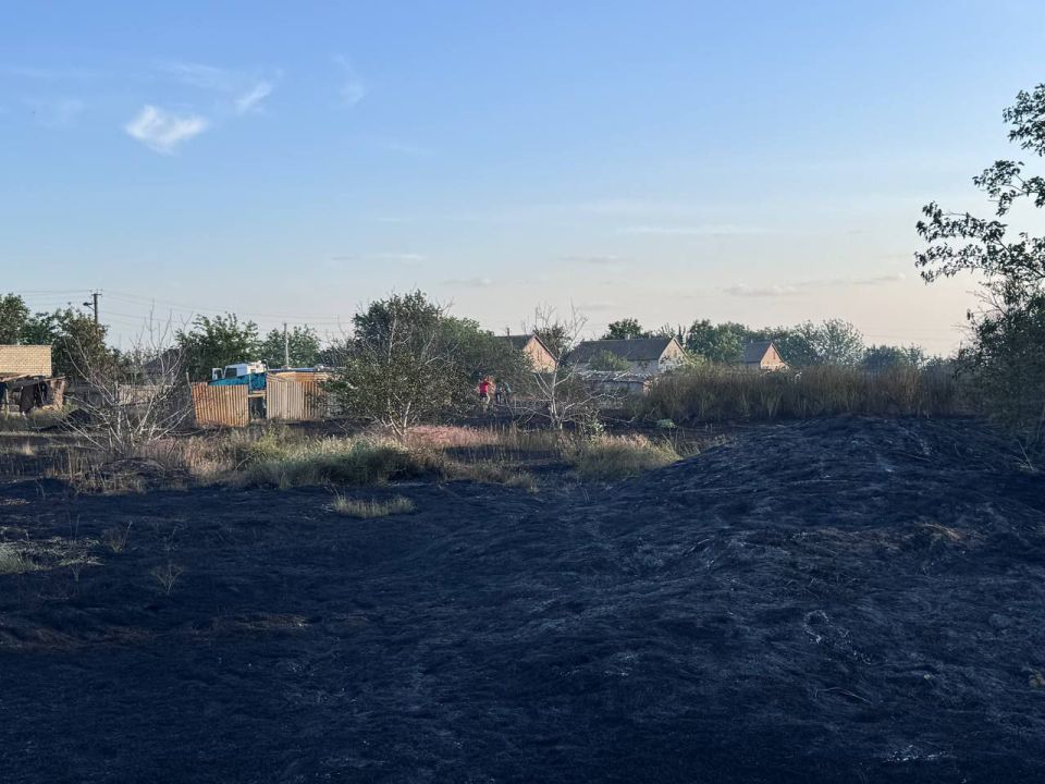 В селе Дмитровка местные жители совместно с участниками СВО ликвидировали пожар В селе Дмитровка местные жители совместно с участниками СВО ликвидировали пожар