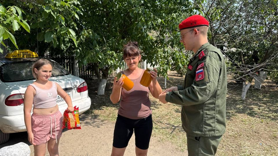 Молодёжь Херсонской области продолжает помогать жителям, оставшимся без электричества и воды Молодёжь Херсонской области продолжает помогать жителям, оставшимся без электричества и воды
