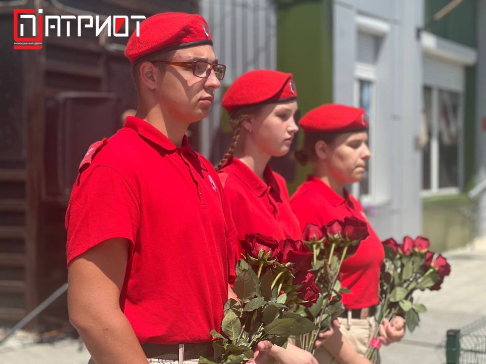 МУЖЕСТВО В БРОНЗЕ. Сотрудники АНО «Патриот», руководители и аквисты молодежных организаций Всероссийский студенческий корпус спасателей, Движения «ЮНАРМИЯ» и Волонтеры Победы приняли участие в торжественном открытии... МУЖЕСТВО В БРОНЗЕ. Сотрудники АНО «Патриот», руководители и аквисты молодежных организаций Всероссийский студенческий корпус спасателей, Движения «ЮНАРМИЯ» и Волонтеры Победы приняли участие в торжественном открытии...