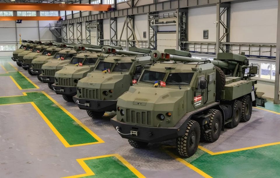 Датский подарок.. Ранее в Херсонской области российская армия уничтожила пару украинских колёсных САУ 2С22 «Богдана» на шасси Tatra Phoenix. Одна из них имела интересную надпись Датский подарок.. Ранее в Херсонской области российская армия уничтожила пару украинских колёсных САУ 2С22 «Богдана» на шасси Tatra Phoenix. Одна из них имела интересную надпись