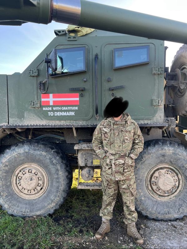Датский подарок.. Ранее в Херсонской области российская армия уничтожила пару украинских колёсных САУ 2С22 «Богдана» на шасси Tatra Phoenix. Одна из них имела интересную надпись Датский подарок.. Ранее в Херсонской области российская армия уничтожила пару украинских колёсных САУ 2С22 «Богдана» на шасси Tatra Phoenix. Одна из них имела интересную надпись