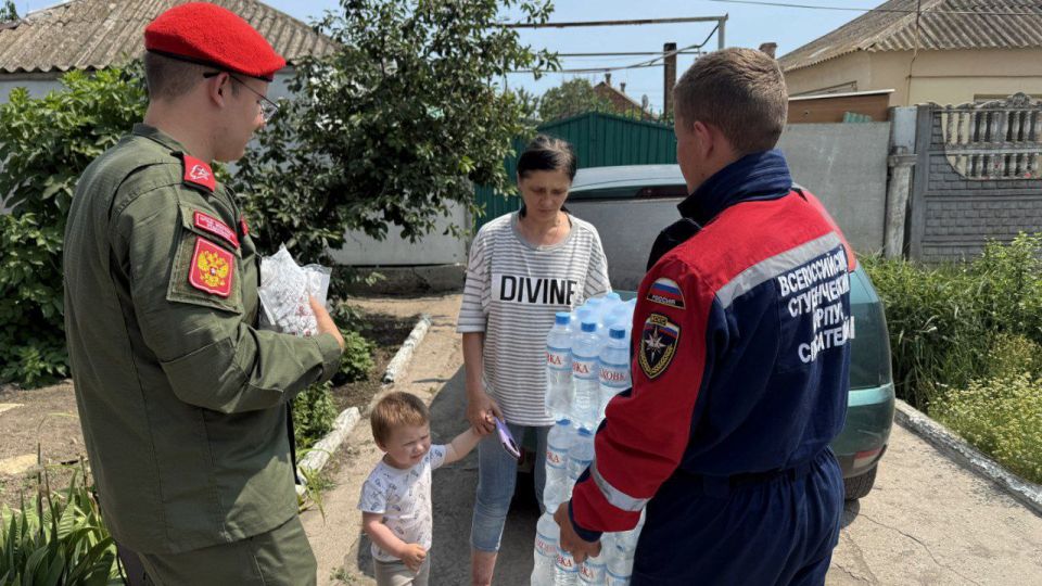 На Херсонщине силами местной молодежи была налажена доставка питьевой воды в населенные пункты, пострадавшие от последствий боевых действий На Херсонщине силами местной молодежи была налажена доставка питьевой воды в населенные пункты, пострадавшие от последствий боевых действий