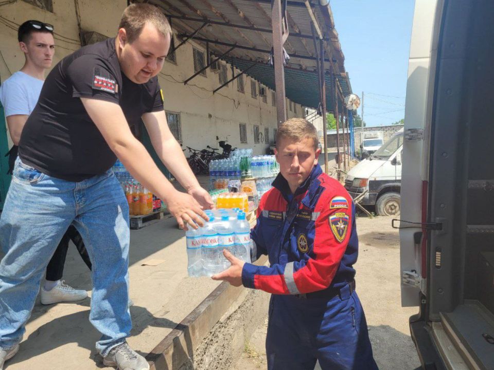 На Херсонщине силами местной молодежи была налажена доставка питьевой воды в населенные пункты, пострадавшие от последствий боевых действий На Херсонщине силами местной молодежи была налажена доставка питьевой воды в населенные пункты, пострадавшие от последствий боевых действий