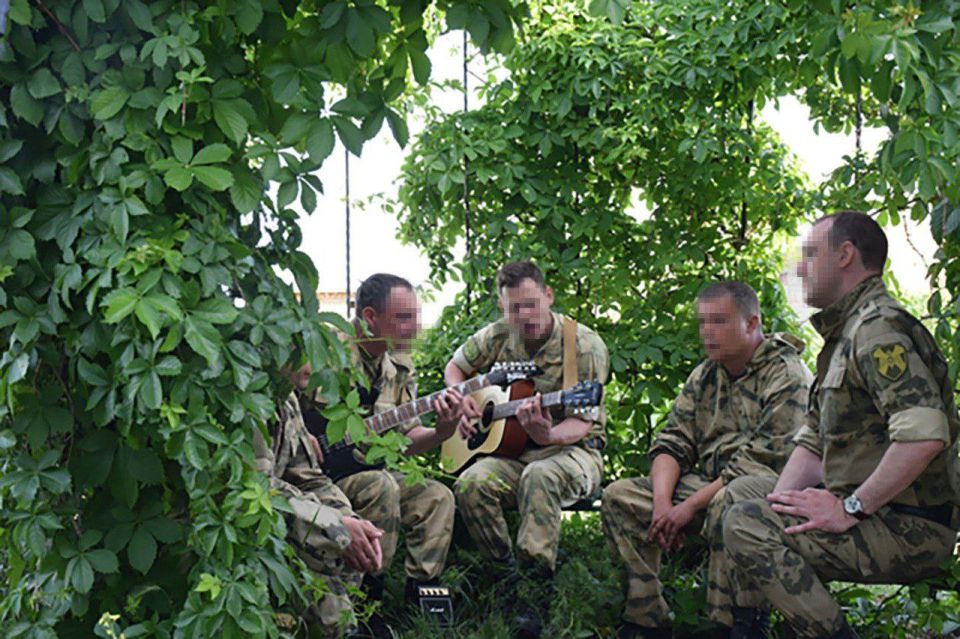 Особенность таких концертов – нельзя одновременно собирать больше трёх-четырёх слушателей