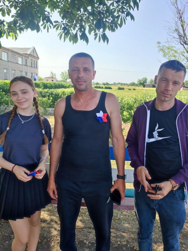 Россия в сердце навсегда.. В преддверии Дня России, в филиале №4 МБУК «КДЦ Великолепетихского МО ХО» в с.Рубановка состоялась уличная акция, посвященная этому знаменательному дню. Главным символом акции стала раздача жителям...
