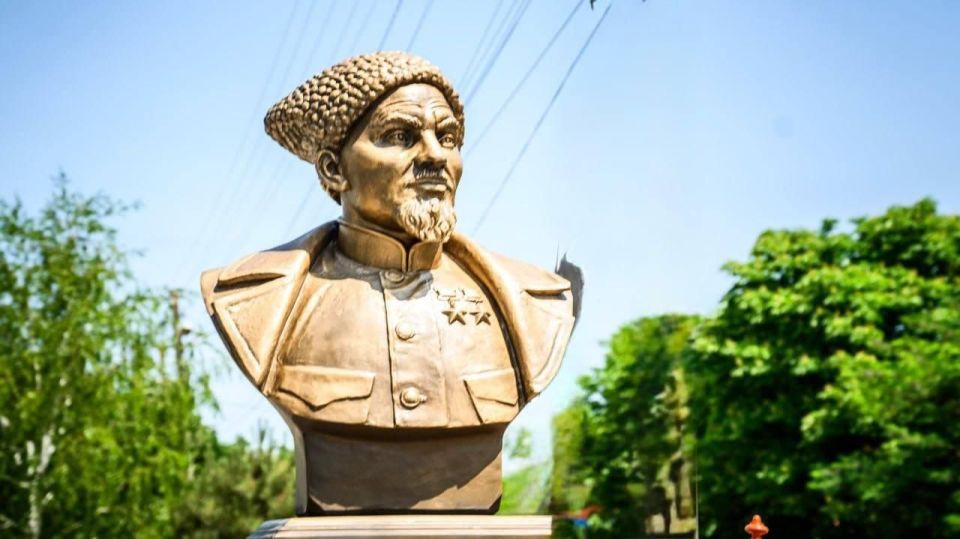 Торжественное открытие памятника Сидору Ковпаку в Геническе Торжественное открытие памятника Сидору Ковпаку в Геническе