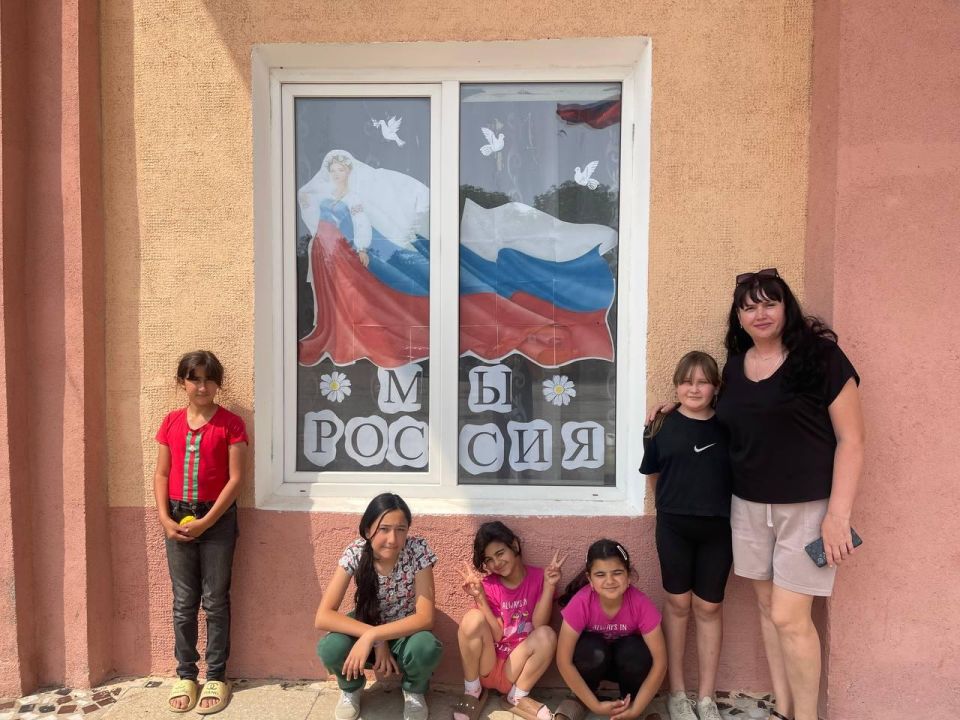 Жители села Вольное, члены первичного отделения партии «Единая Россия», а также работники Вольновского дома культуры и библиотеки приняли активное участие во Всероссийской патриотической акции «Окна России»