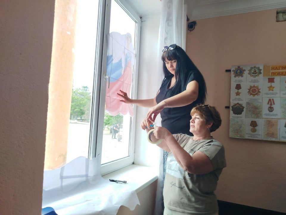 Жители села Вольное, члены первичного отделения партии «Единая Россия», а также работники Вольновского дома культуры и библиотеки приняли активное участие во Всероссийской патриотической акции «Окна России»