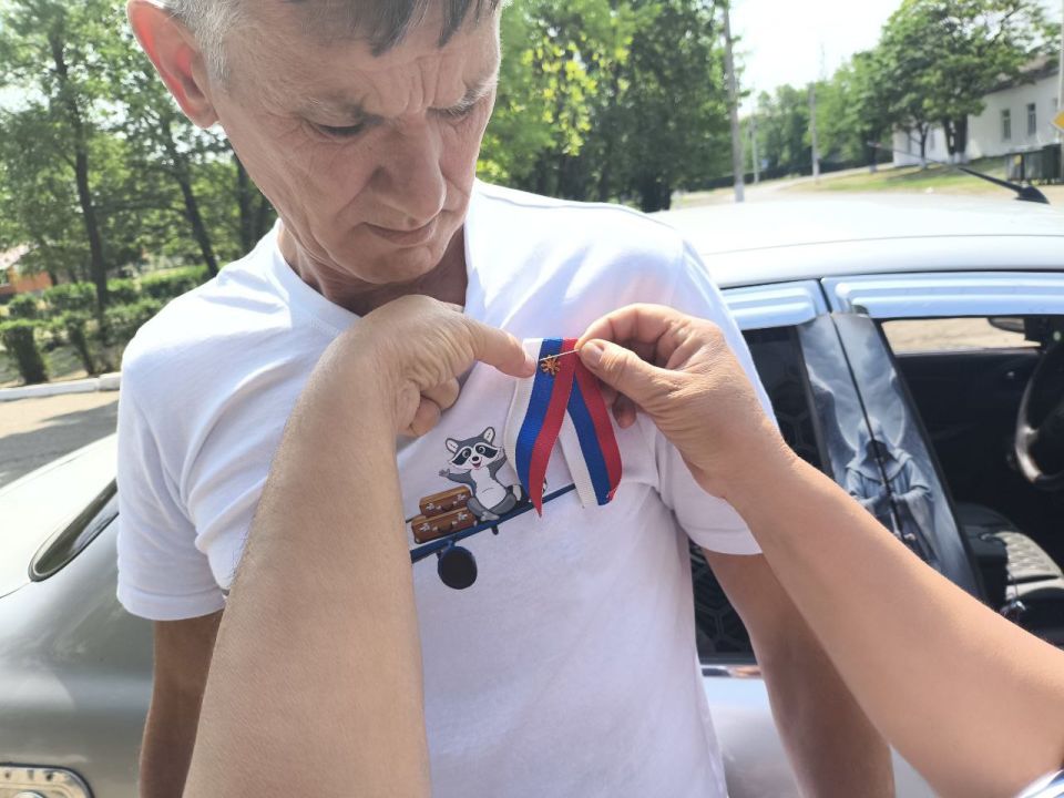 В преддверии праздника Дня России сотрудники территориального отдела села Рубановка администрации Великолепетихского муниципального округа провели патриотическую акцию по раздаче ленточек «Российский триколор» В преддверии праздника Дня России сотрудники территориального отдела села Рубановка администрации Великолепетихского муниципального округа провели патриотическую акцию по раздаче ленточек «Российский триколор»