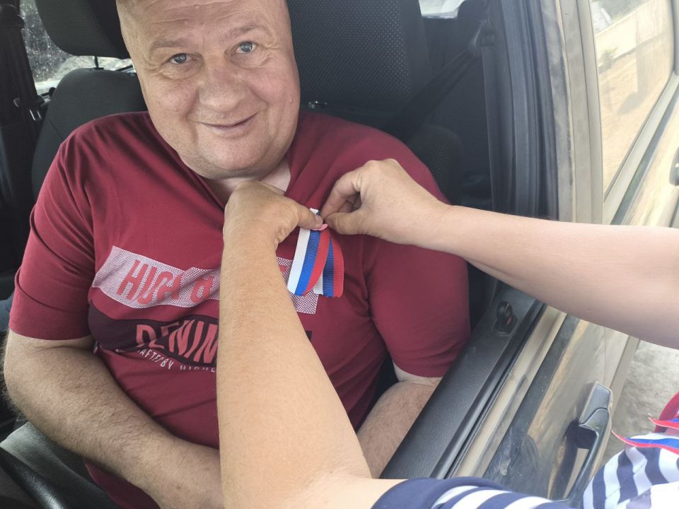 В преддверии праздника Дня России сотрудники территориального отдела села Рубановка администрации Великолепетихского муниципального округа провели патриотическую акцию по раздаче ленточек «Российский триколор» В преддверии праздника Дня России сотрудники территориального отдела села Рубановка администрации Великолепетихского муниципального округа провели патриотическую акцию по раздаче ленточек «Российский триколор»