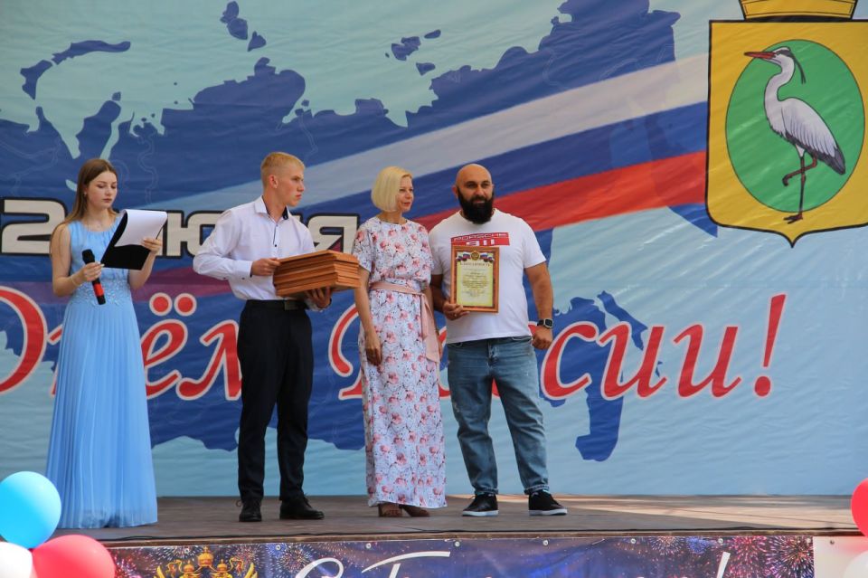 В Чаплинке торжественно отметили День России! В Чаплинке торжественно отметили День России!