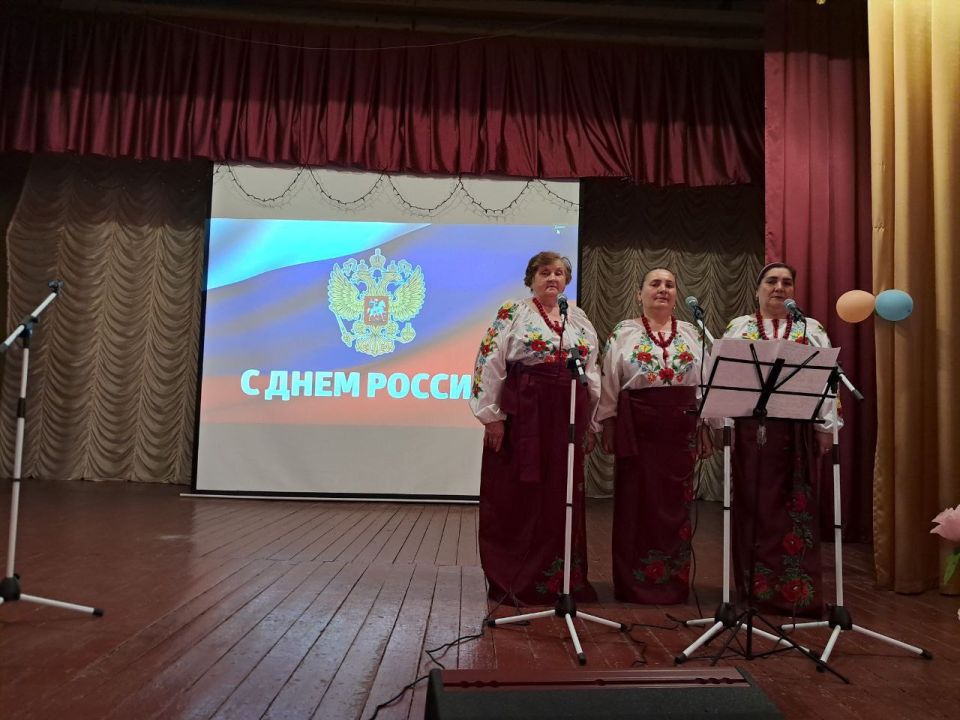 11 июня в Нижнеторгаивском Доме Культуры состоялся концерт посвященный Дню России, под названием " Люблю тебя Россия" Это музыкальное событие стало настоящим праздником для всех, кто любит и ценит нашу страну, её культуру... 11 июня в Нижнеторгаивском Доме Культуры состоялся концерт посвященный Дню России, под названием " Люблю тебя Россия" Это музыкальное событие стало настоящим праздником для всех, кто любит и ценит нашу страну, её культуру...