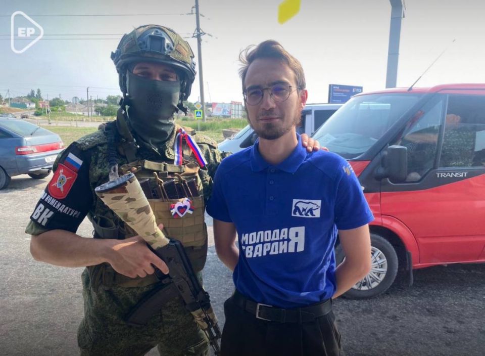 «Единая Россия» передала бойцам триколорные значки, сделанные детьми из реабилитационного центра в Новокиевке «Единая Россия» передала бойцам триколорные значки, сделанные детьми из реабилитационного центра в Новокиевке