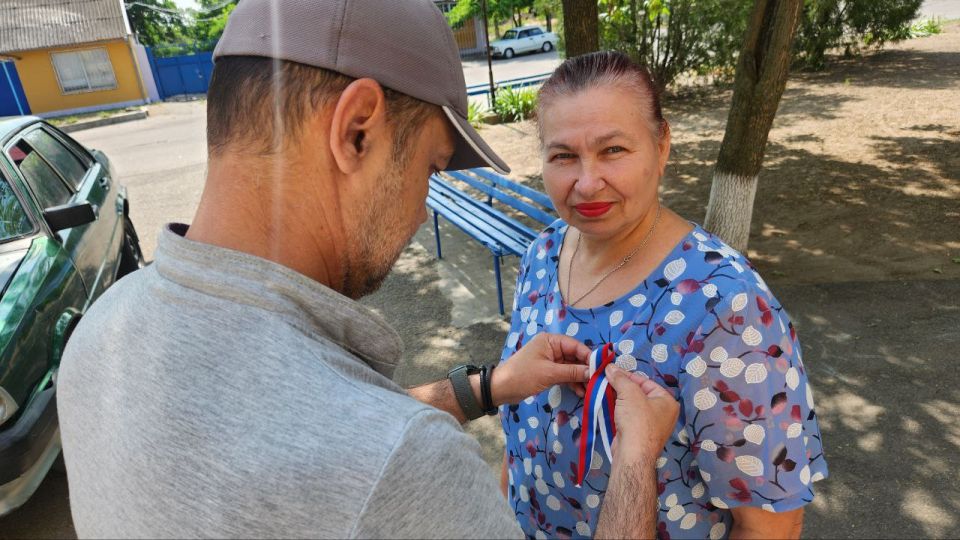 Ко Дню России в сёлах Каховского округа прошла патриотическая акция «Российский триколор» Ко Дню России в сёлах Каховского округа прошла патриотическая акция «Российский триколор»