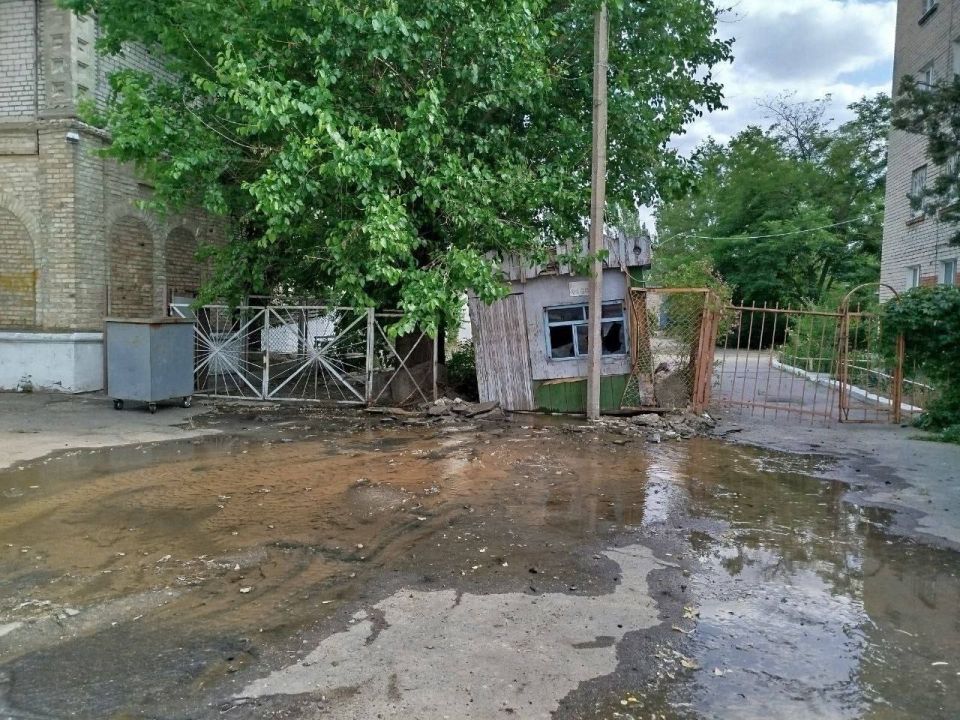 В результате обстрелов со стороны ВСУ по городскому округу город Новая Каховка 13 июня повреждены: В результате обстрелов со стороны ВСУ по городскому округу город Новая Каховка 13 июня повреждены: