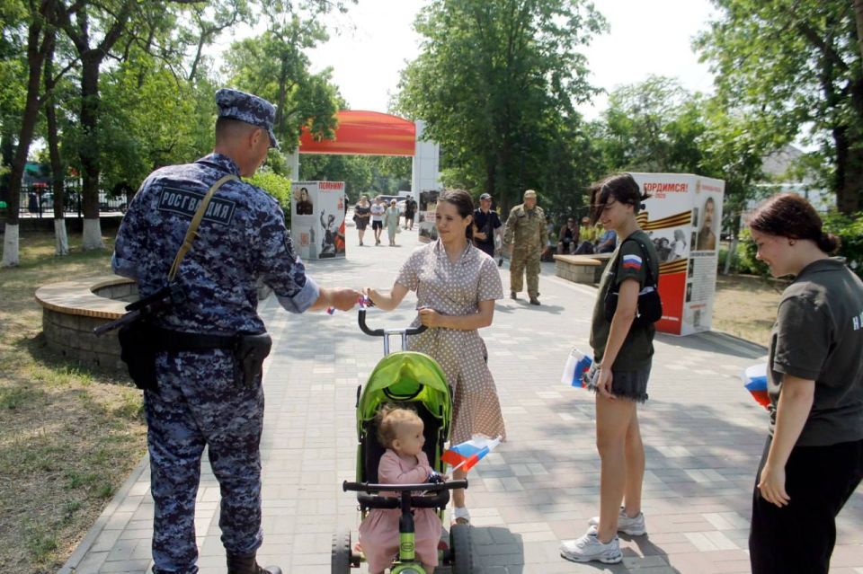 Росгвардейцы приняли участие в патриотической акции «Российский триколор» в Херсонской области Росгвардейцы приняли участие в патриотической акции «Российский триколор» в Херсонской области