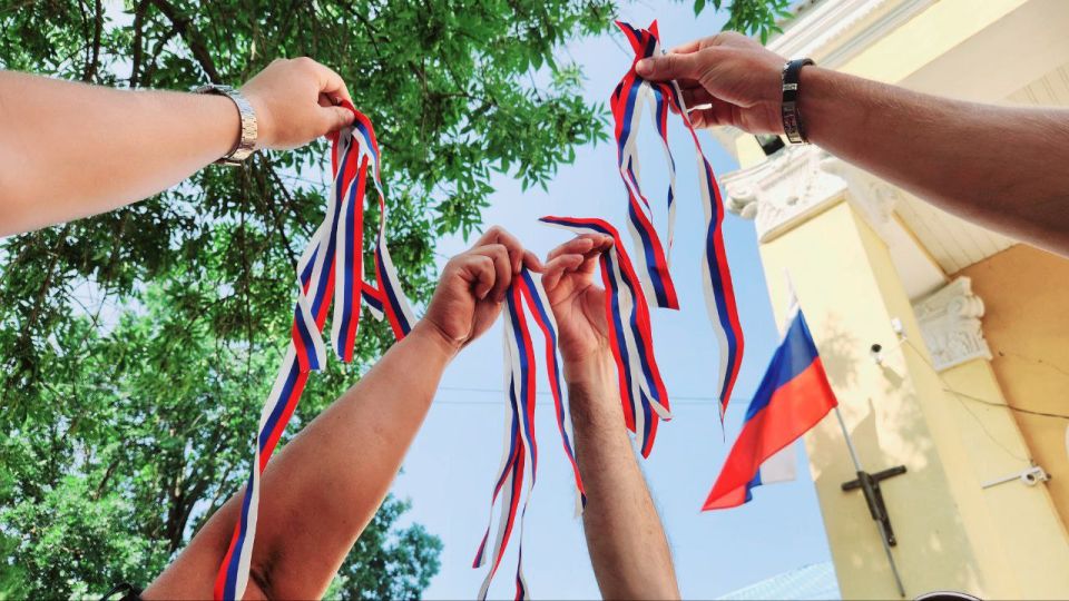 Ко Дню России в сёлах Каховского округа прошла патриотическая акция «Российский триколор» Ко Дню России в сёлах Каховского округа прошла патриотическая акция «Российский триколор»