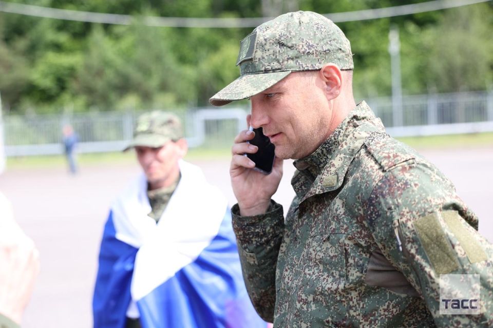 Вернувшиеся из украинского плена бойцы ВС РФ позвонили своим близким Вернувшиеся из украинского плена бойцы ВС РФ позвонили своим близким