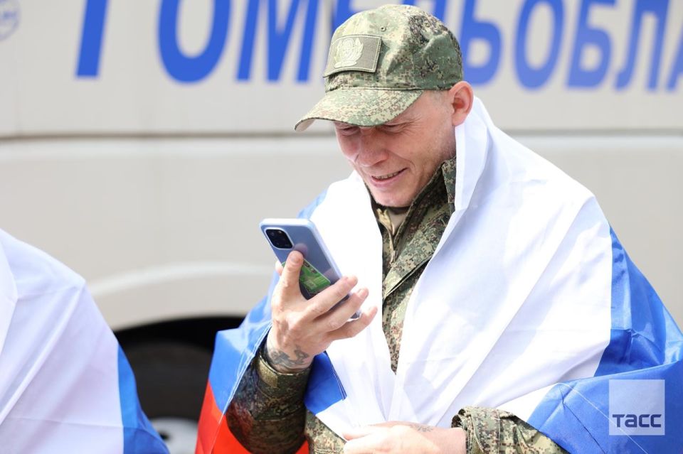 Вернувшиеся из украинского плена бойцы ВС РФ позвонили своим близким Вернувшиеся из украинского плена бойцы ВС РФ позвонили своим близким
