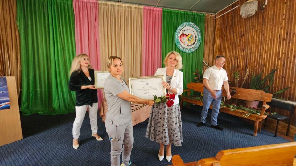 Представители власти и "Единой России" по поручению губернатора Херсонской области вручили награды врачам и медсестрам Скадовской ЦРБ Представители власти и "Единой России" по поручению губернатора Херсонской области вручили награды врачам и медсестрам Скадовской ЦРБ