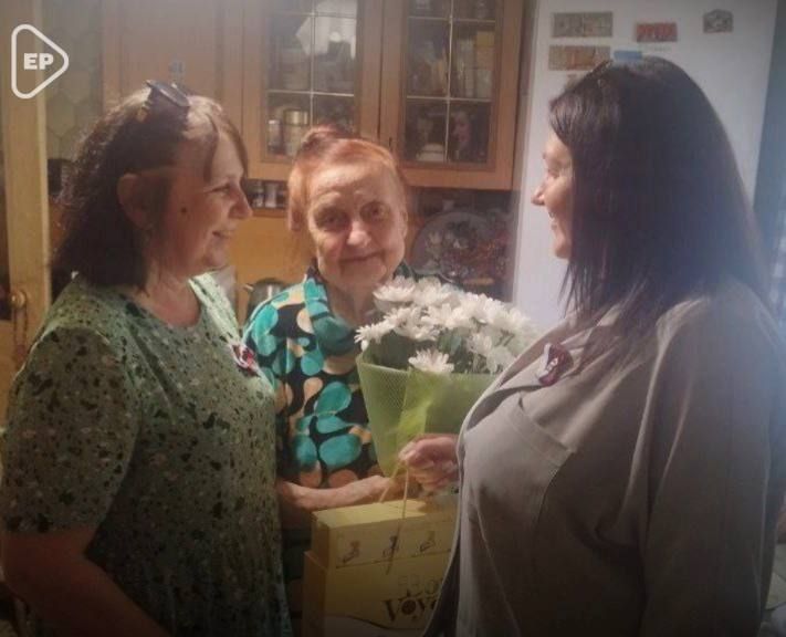 В Ивановском, Скадовском и Новотроицком округах депутаты и активисты «Единой России» поздравили медицинских работников и ветеранов здравоохранения с их профессиональным праздником В Ивановском, Скадовском и Новотроицком округах депутаты и активисты «Единой России» поздравили медицинских работников и ветеранов здравоохранения с их профессиональным праздником