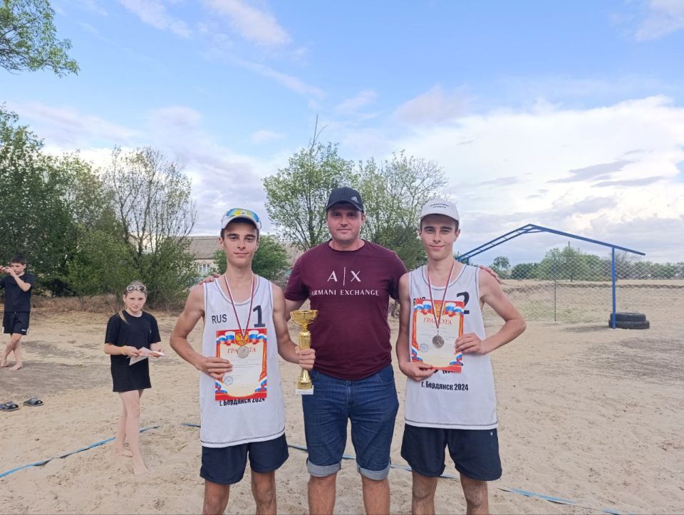 14.06. В селе Чкалово прошел открытый кубок Херсонской области по пляжному волейболу среди молодёжи до 25 лет, в соревнованиях принимали участие с населённых пунктов: 14.06. В селе Чкалово прошел открытый кубок Херсонской области по пляжному волейболу среди молодёжи до 25 лет, в соревнованиях принимали участие с населённых пунктов: