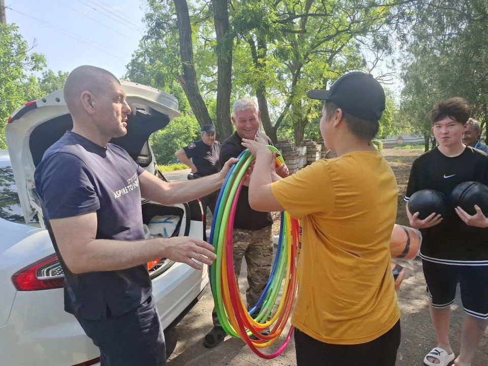 Шефы из Краснодарского края доставили спортивный инвентарь в одну из школ Херсонской области Шефы из Краснодарского края доставили спортивный инвентарь в одну из школ Херсонской области