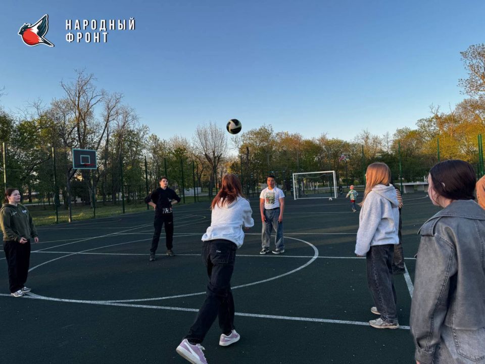 Молодёжка Народного Фронта провела тренировку по волейболу Молодёжка Народного Фронта провела тренировку по волейболу