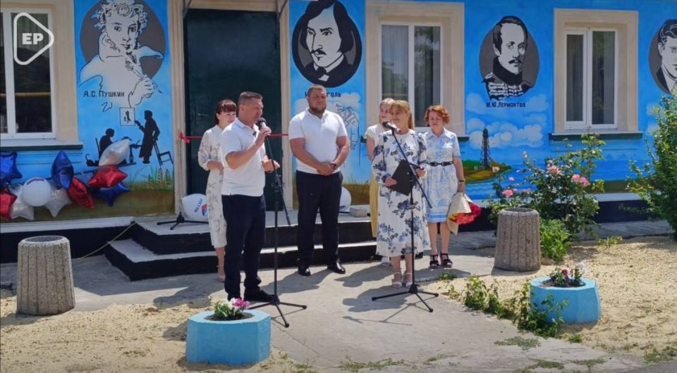 Новая библиотека, фасад которой украшен портретами великих русских и зарубежных писателей, открылась в Скадовском округе Новая библиотека, фасад которой украшен портретами великих русских и зарубежных писателей, открылась в Скадовском округе
