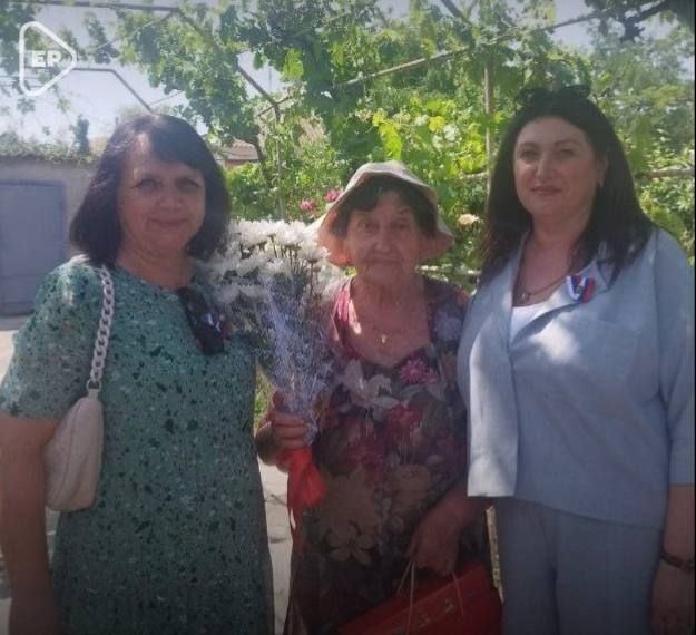 В Ивановском, Скадовском и Новотроицком округах депутаты и активисты «Единой России» поздравили медицинских работников и ветеранов здравоохранения с их профессиональным праздником В Ивановском, Скадовском и Новотроицком округах депутаты и активисты «Единой России» поздравили медицинских работников и ветеранов здравоохранения с их профессиональным праздником