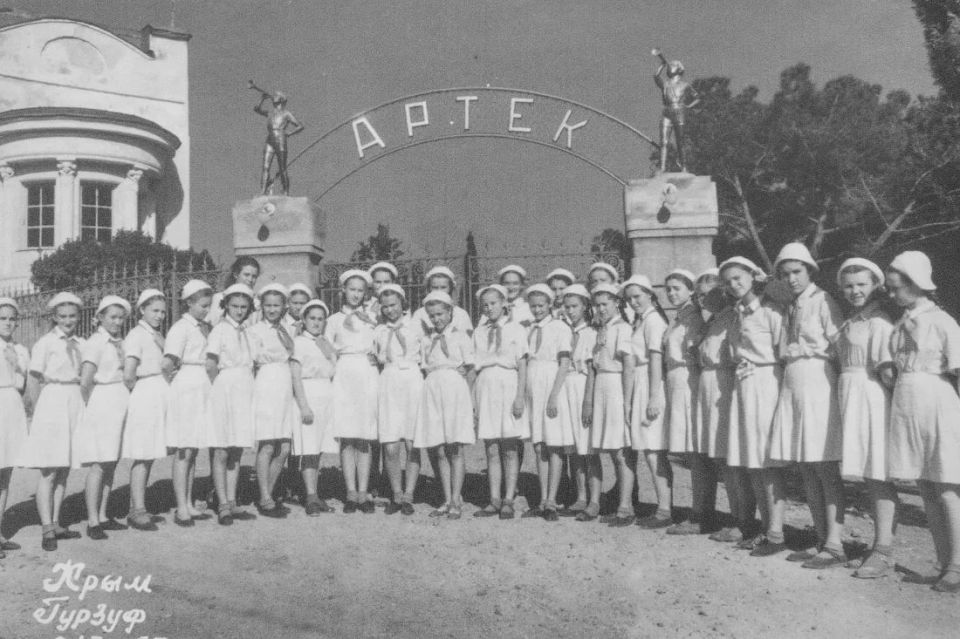 Завершаем день ретро-снимками, ведь сегодня главный детский лагерь страны «Артек» празднует столетие Завершаем день ретро-снимками, ведь сегодня главный детский лагерь страны «Артек» празднует столетие