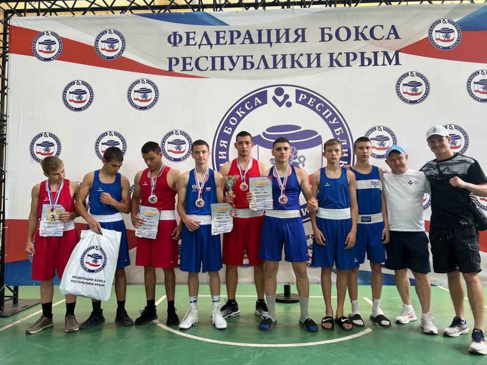 Поздравляем спортсмена Каховской ДЮСШ и его тренера с серебряной медалью на республиканских соревнованиях по боксу, посвященных Дню России, которые проходили в Симферополе Поздравляем спортсмена Каховской ДЮСШ и его тренера с серебряной медалью на республиканских соревнованиях по боксу, посвященных Дню России, которые проходили в Симферополе