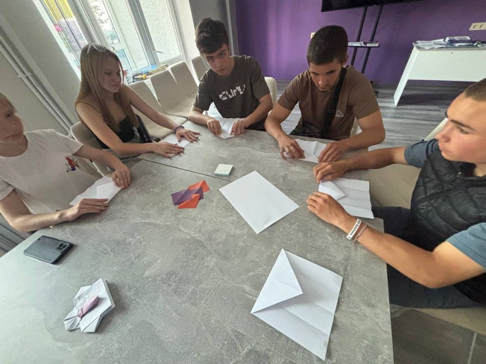 Рубашка для папы. В нашем ГАУ «Дом молодёжи» состоялся увлекательный мастер-класс, посвящённый Дню отца! Участники мероприятия смогли своими руками создать уникальную поделку в технике оригами — рубашку с галстуком