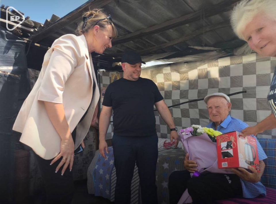 Депутаты «Единой России» поздравили с 95-летием труженика тыла Фёдора Костина в Алешкинском округе