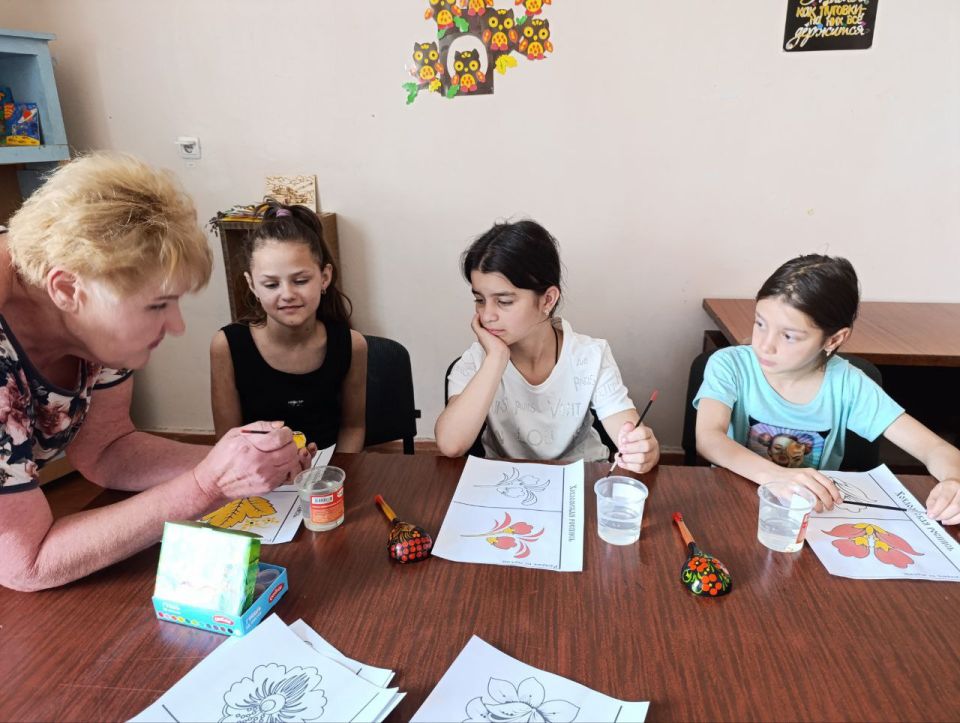 18 июня, в преддверии Дня народных художественных промыслов, в Азовском сельском доме культуры прошел мастер-класс «Хохломская роспись» 18 июня, в преддверии Дня народных художественных промыслов, в Азовском сельском доме культуры прошел мастер-класс «Хохломская роспись»