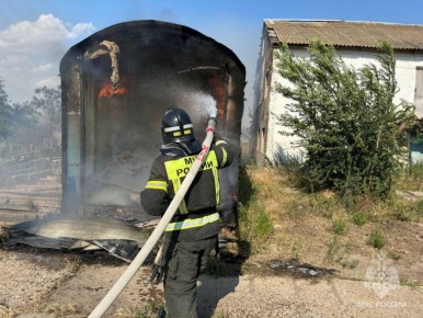 В Чаплынке сотрудники МЧС России ликвидировали пожар в хозпостройке