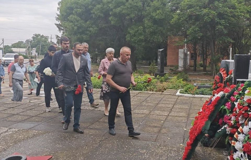 День памяти и скорби в Каланчаке: митинг-реквием у мемориала павшим землякам День памяти и скорби в Каланчаке: митинг-реквием у мемориала павшим землякам