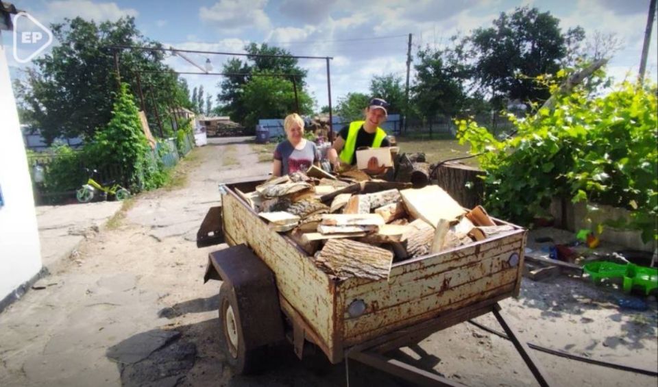 Депутат «Единой России» доставил дрова нуждающимся жителям Генического округа Депутат «Единой России» доставил дрова нуждающимся жителям Генического округа