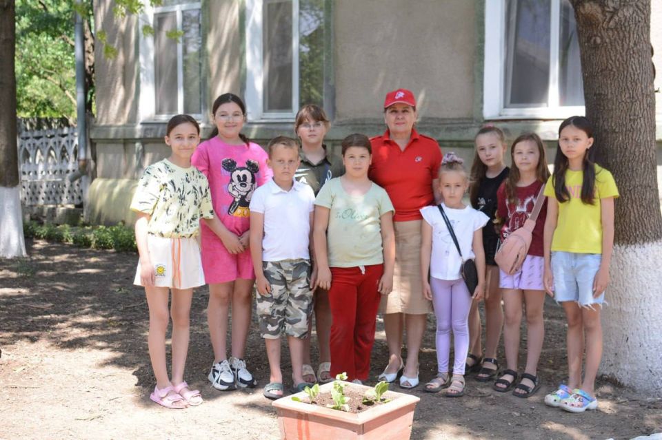 В Новотроицком школьники высадили цветы в память о героях Великой Отечественной войны В Новотроицком школьники высадили цветы в память о героях Великой Отечественной войны
